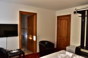 Фото номера Апартаменты с 2 спальнями Отель Hotel Ostrov г. Кэлимэнешти 2