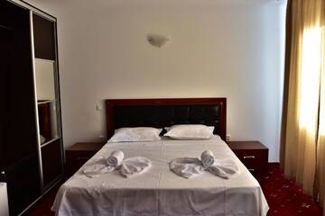 Фото номера Двухместный номер с 1 кроватью и собственной ванной комнатой Отель Hotel Ostrov г. Кэлимэнешти 5