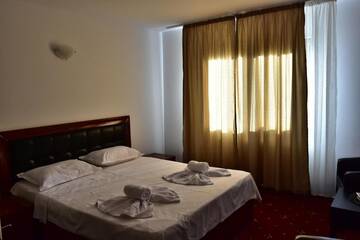 Фото номера Двухместный номер с 1 кроватью и собственной ванной комнатой Отель Hotel Ostrov г. Кэлимэнешти 7