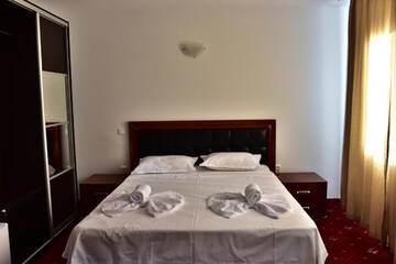 Фото номера Двухместный номер с 1 кроватью и собственной ванной комнатой Отель Hotel Ostrov г. Кэлимэнешти 8