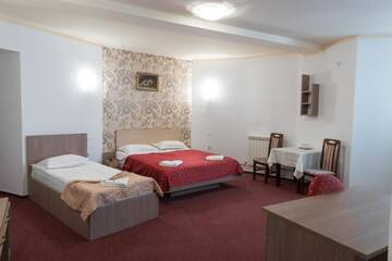 Фото номера Трехместный номер Отель Hotel Perla Oltului г. Кэлимэнешти 2