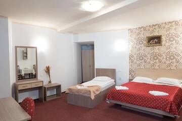 Фото номера Трехместный номер Отель Hotel Perla Oltului г. Кэлимэнешти 3