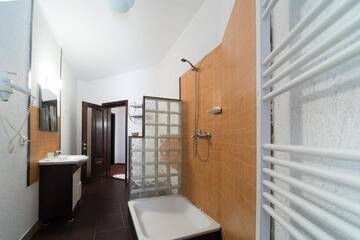 Фото номера Трехместный номер Отель Hotel Perla Oltului г. Кэлимэнешти 7