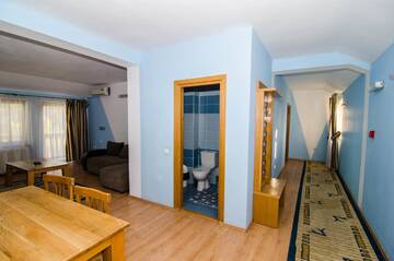Фото номера Люкс с 1 спальней Отель Complex Turistic Casa Romaneasca г. Кэлимэнешти 4