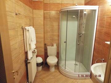 Фото номера Двухместный номер с 2 отдельными кроватями Отель Complex Turistic Casa Romaneasca г. Кэлимэнешти 5