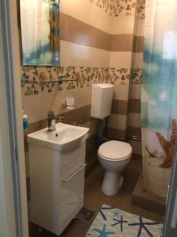Фото номера Двухместный номер с 1 кроватью, вид на парк Дома для отпуска Green House Inn г. Кэлимэнешти 6