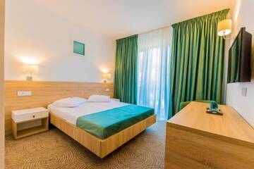 Фото номера Двухместный номер с 1 кроватью и балконом Отель Hotel DADA Termal г. Кэлимэнешти 2