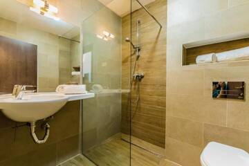 Фото номера Двухместный номер с 1 кроватью и балконом Отель Hotel DADA Termal г. Кэлимэнешти 9
